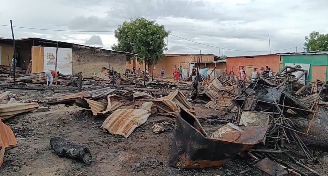 Incendio deja más de 15 familias damnificadas en Upis Villa Caritas. Foto: Difusión.