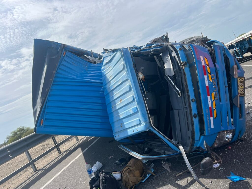 Choque entre tráiler y camión deja tres personas heridas en la vía Piura-Chiclayo. Foto: Difusión. 