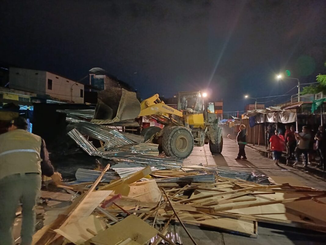Piura: desalojan a comerciantes apostados en el jirón Gonzalo Farfán en el Complejo de Mercados. Foto: Difusión.
