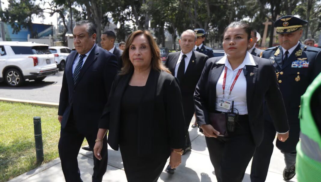 Dina Boluarte firma libro de condolencia tras la muerte de papa Francisco y declara tres días de duelo nacional. Foto: Difusión.