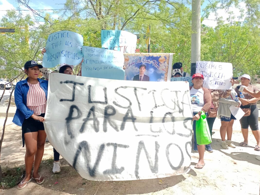 ¡Justicia para Jordan!: familiares exigen captura de autor de los disparos en los exteriores de la Región Policial. Foto: Reporteros 365.