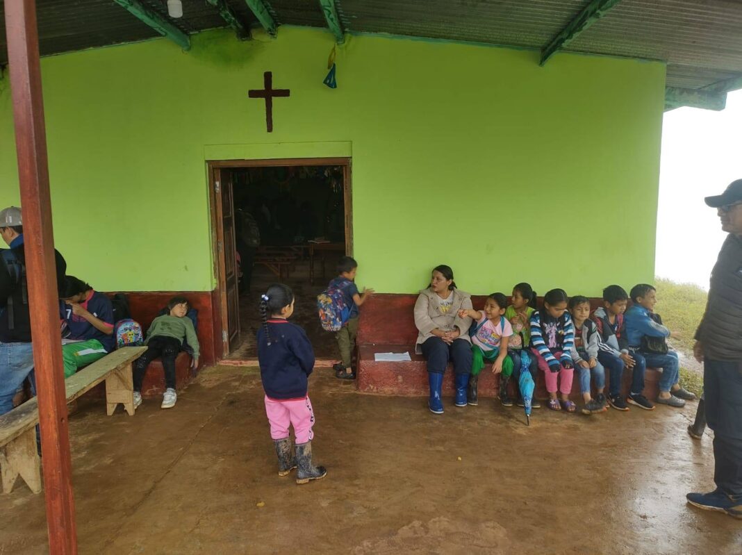 ¡En total abandono! Más de 100 escolares de Ayabaca reciben sus clases en la capilla de un cementerio. Foto: Difusión.