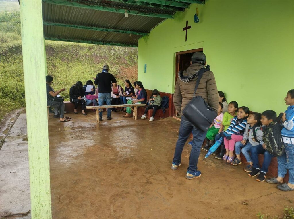 De acuerdo al director Porfirio Abad, el colegio es considerado inhabitable por lo que se vieron obligados a trasladarse a la capilla. 