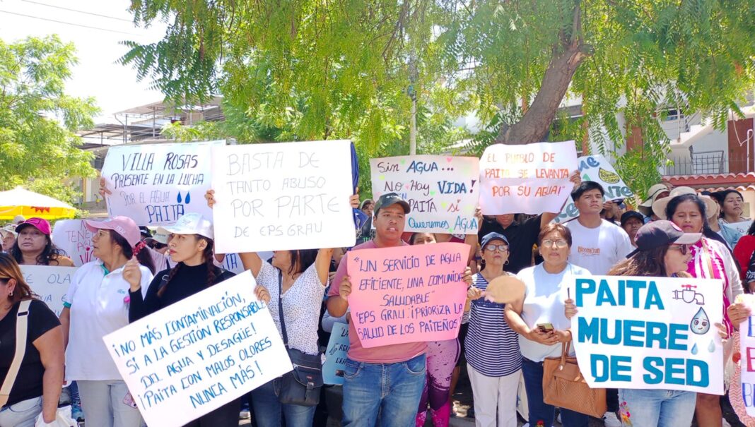 “Pagamos el agua más cara del mundo”: paiteños protestan ante EPS Grau por falta de recurso hídrico y colapso de desagües. Foto: Reporteros 365.