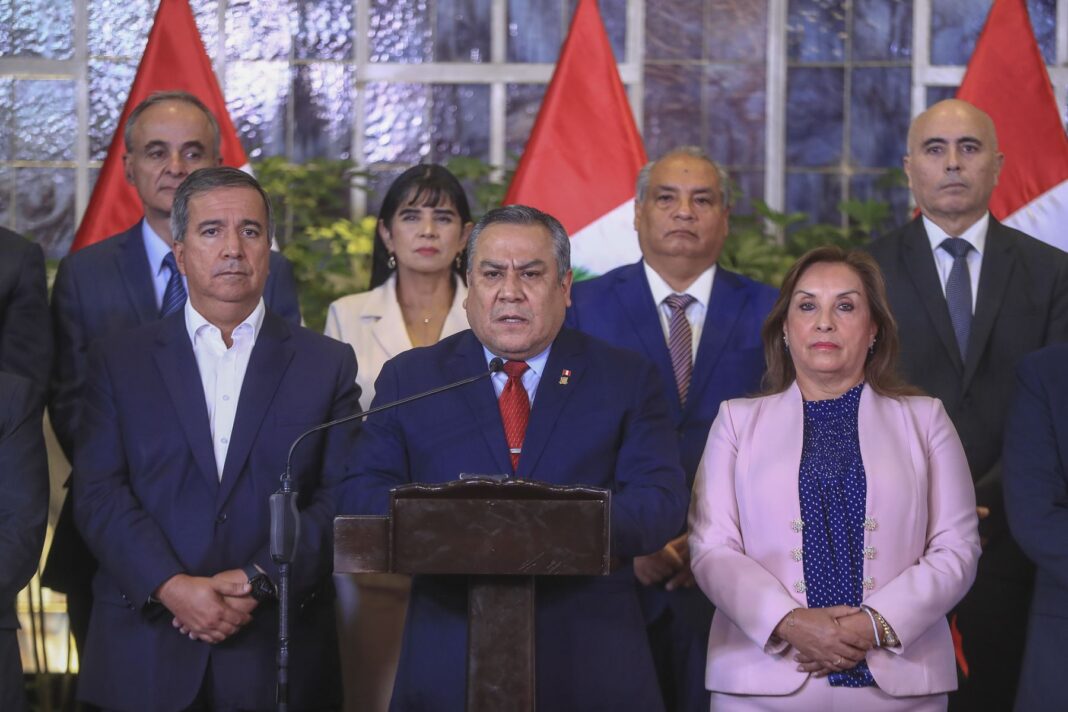 Masacre de Pataz y defensa a Boluarte: los escándalos que precipitaron la renuncia del premier Adrianzén. Foto: Difusión.