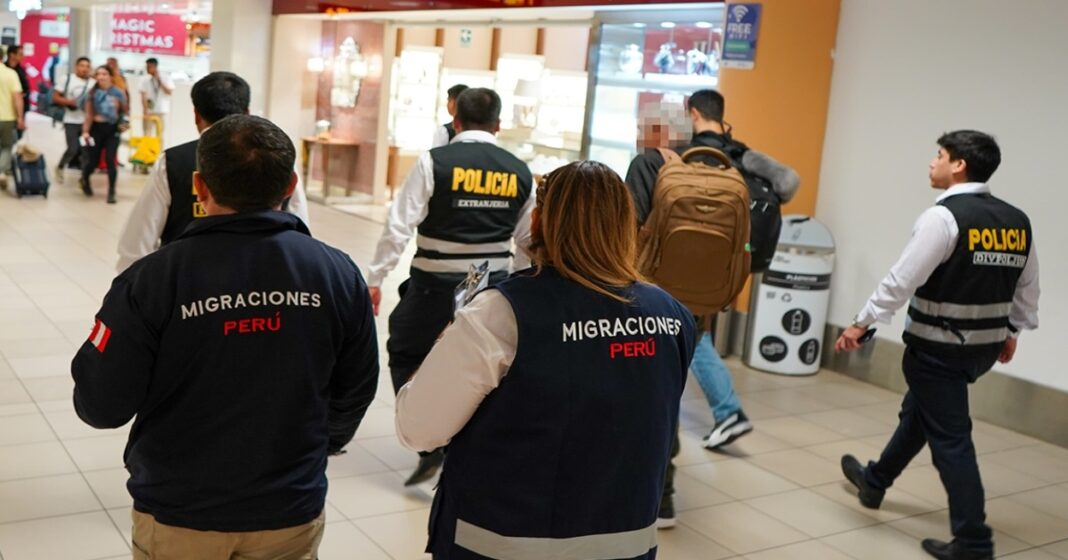 Migraciones impide el ingreso a 900 extranjeros en el Aeropuerto Jorge Chávez por irregularidades. Foto: Difusión. Migraciones impide el ingreso a 900 extranjeros en el Aeropuerto Jorge Chávez por irregularidades. Foto: Difusión.