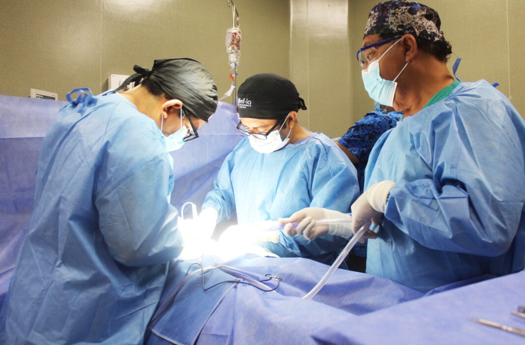 Especialistas del Hospital de Sullana realizan histórica cirugía fetal en el vientre materno. Foto: Difusión.