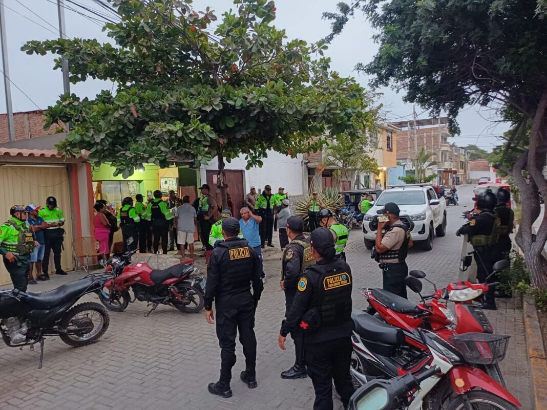 Piura: fiscalizadores son amenazados por comerciante durante operativo en bar. Foto: Difusión.