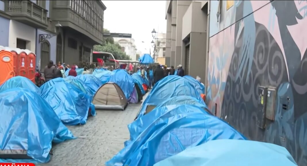 Cientos de mineros artesanales acampan frente al Congreso para exigir ampliación sin condiciones del Reinfo. Foto: Difusión.