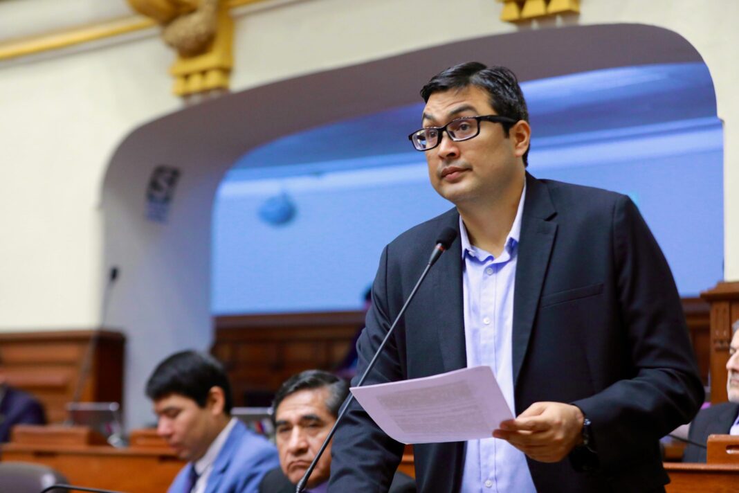 Congresista César Revilla cobró más de S/287 mil como docente de la UNP sin evidencia de dictado de clases. Foto: Difusión.