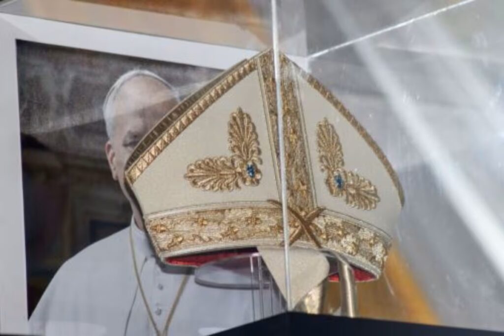 De manos del secretario papal, Edgar Rimaycuna Inga, la Diócesis de Chiclayo recibió una mitra del papa León XIV. Foto: Andina.