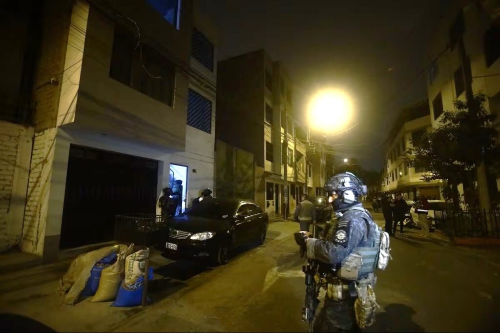 La PNP capturó a alias ‘Jhorman’, cabecilla de la red criminal DESA II, que movía 20 millones de soles producto de extorsiones y sicariato. Este megaoperativo también dejó 24 detenidos en varias ciudades del país.