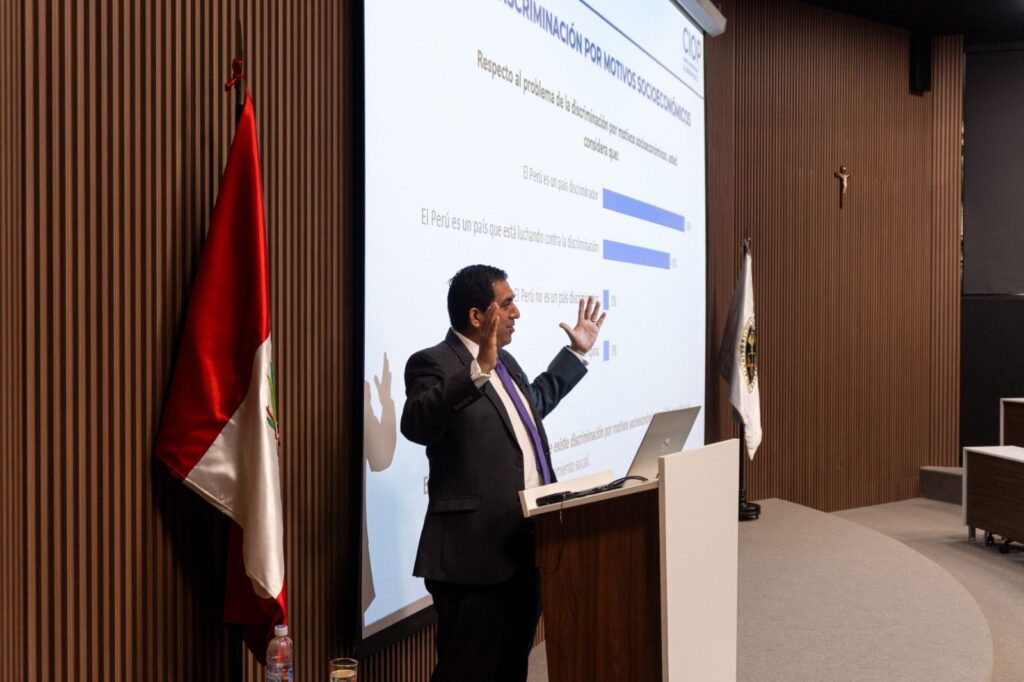 94% de universitarios planea emigrar: encuesta de la UDEP revela desconfianza en instituciones y temor al futuro del país. Foto: Difusión.