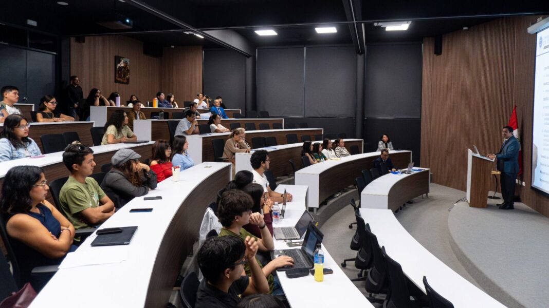 94% de universitarios planea emigrar: encuesta de la UDEP revela desconfianza en instituciones y temor al futuro del país. Foto: Difusión.