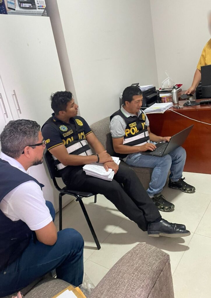 Fiscalía anticorrupción incauta documentos en la Municipalidad de Bernal por presunta colusión en obra de electrificación. Foto: Difusión.