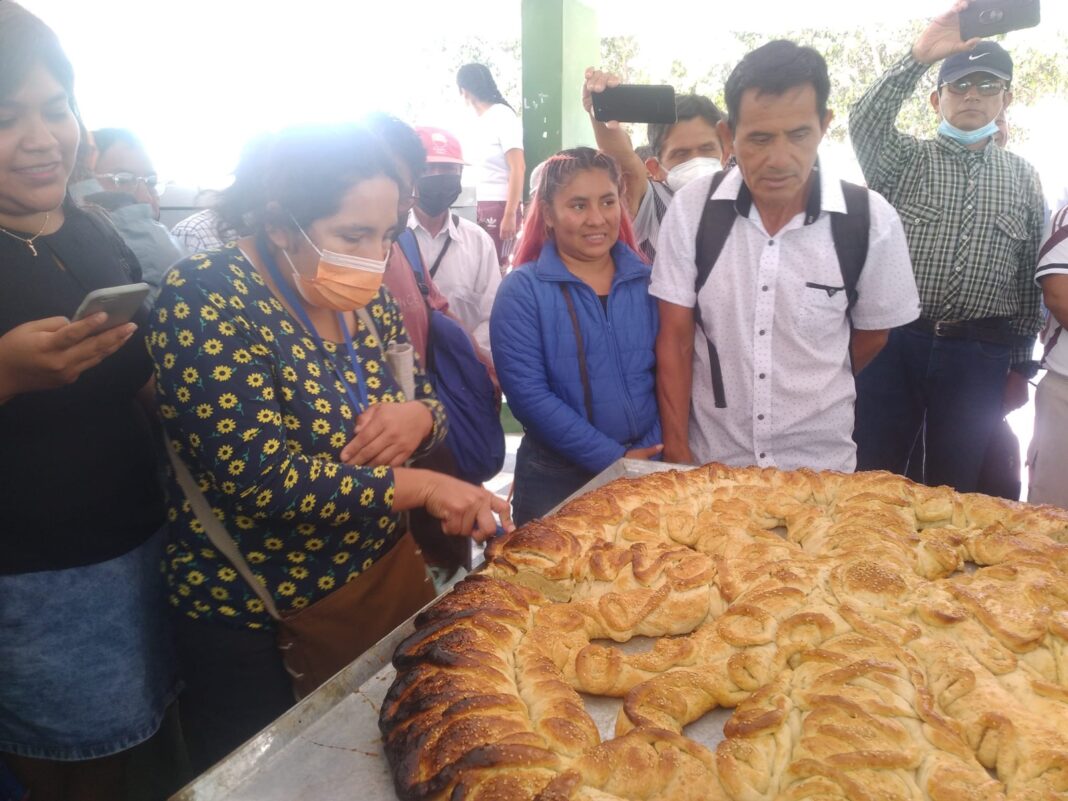 Catacaos horneará la “rosca de muerto” más grande del Perú este sábado por Velaciones. Foto: Difusión. Catacaos horneará la “rosca de muerto” más grande del Perú este sábado por Velaciones. Foto: Difusión.