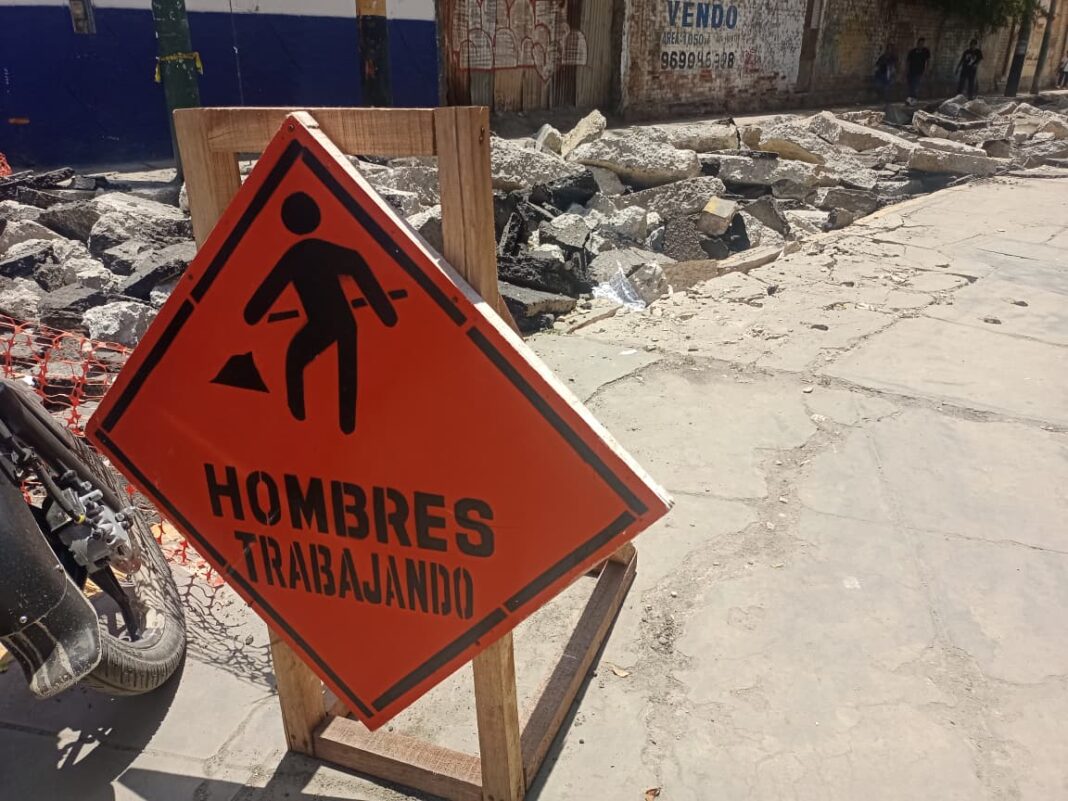 Paralizan obra del drenaje pluvial en el centro histórico de Piura por interferencias no previstas en el expediente técnico. Foto: Reporteros 365.