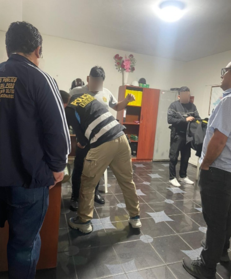 Fiscalía allana viviendas y captura a policías implicados en cobro de presunta coima en la comisaría de Tambogrande. Foto: Difusion. 