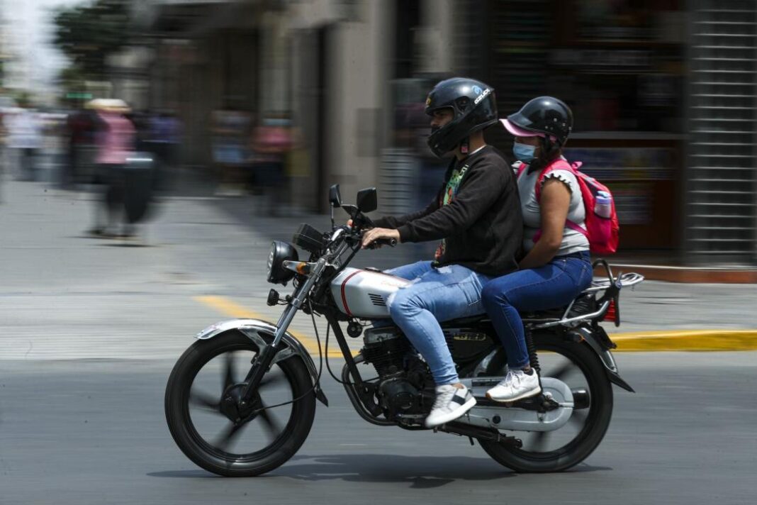 Multas de hasta S/ 1,320 para motociclistas con dos personas en zonas de estado de emergencia. Foto: Difusión.