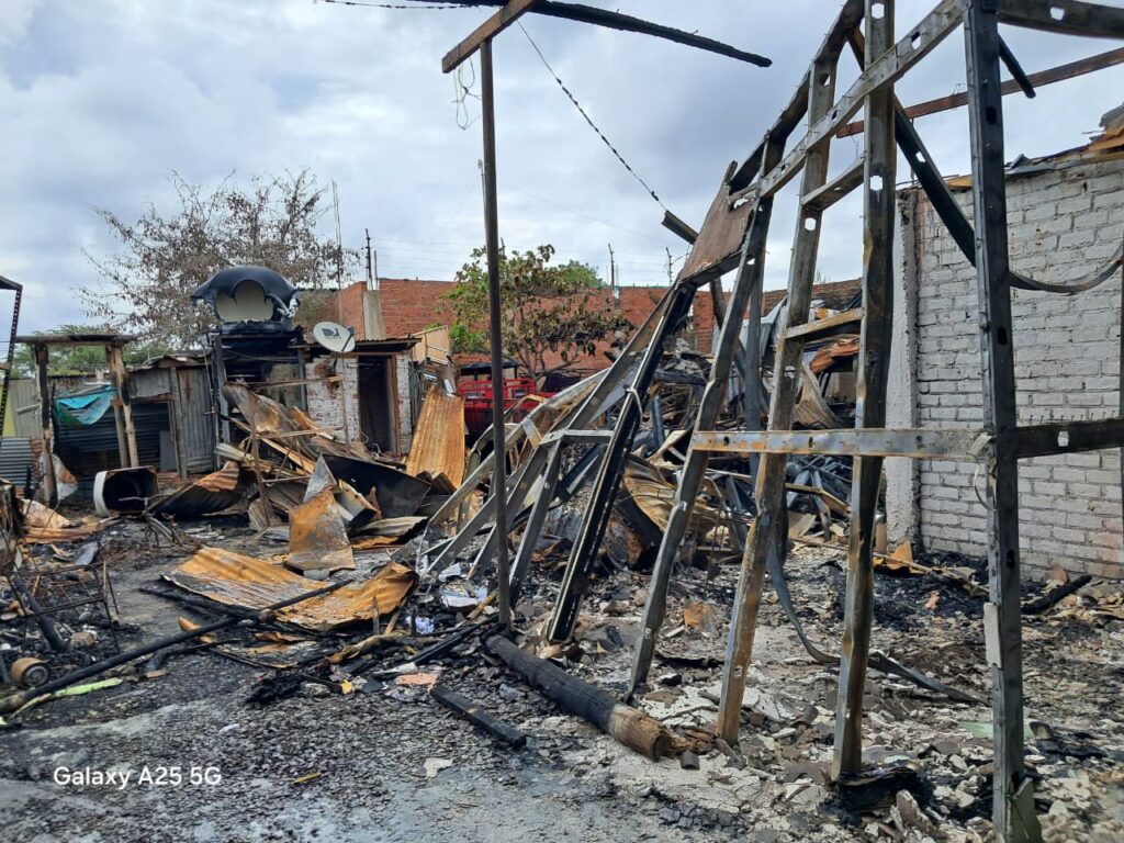 Más de S/500 mil en pérdidas tras incendio que arrasó taller de ensamblaje en Piura. Foto: Reporteros 365.