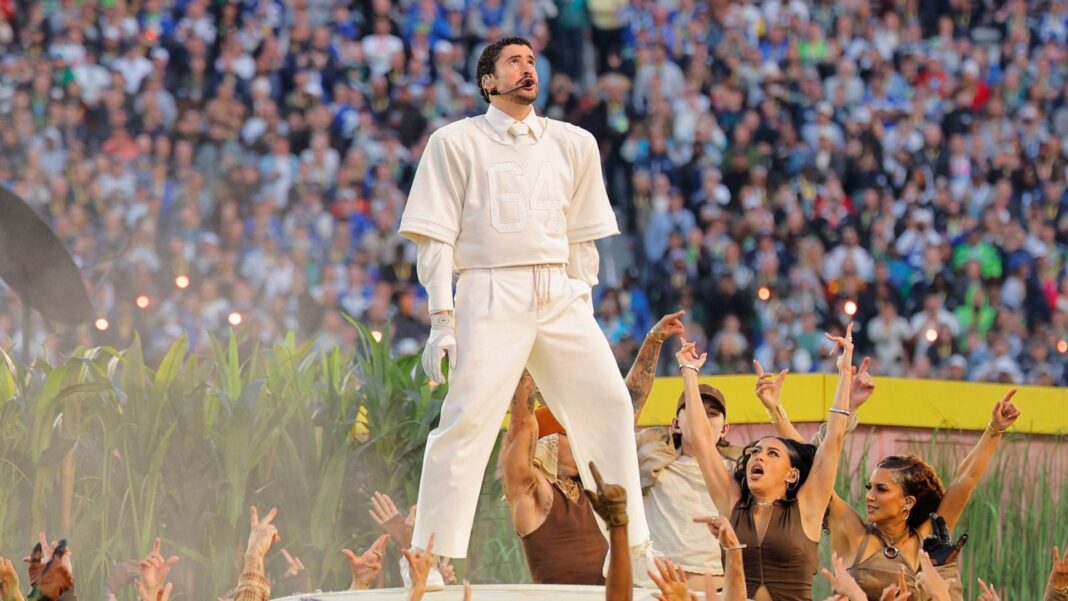 Congresistas republicanos piden multar y “encerrar” a Bad Bunny por show en el Super Bowl