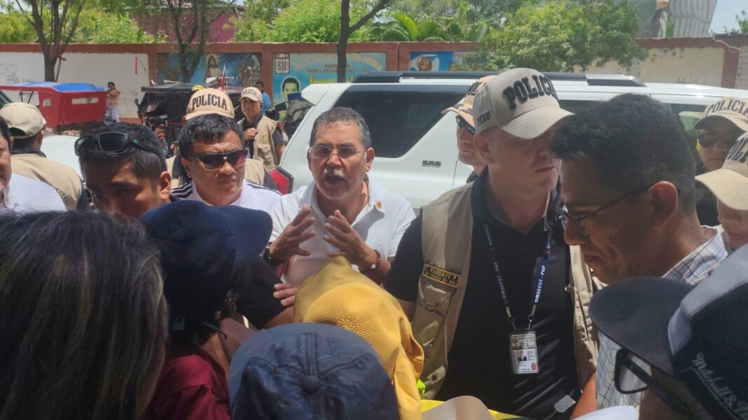 Docentes protestan en Piura durante visita del ministro de Educación y exigen cumplimiento de derechos laborales. Foto: Reporteros 365.