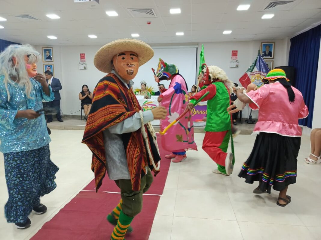 Bernal se prepara para recibir más de 20 mil visitantes por su centenario carnaval. Foto: Difusión.