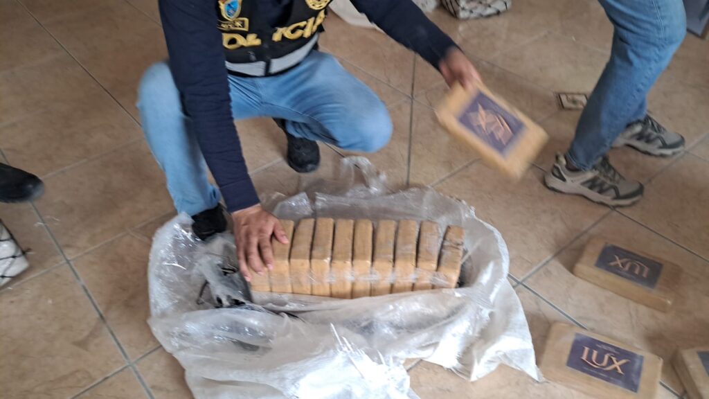 Incautan más de 2.4 toneladas de cocaína en embarcación intervenida frente al litoral norte. Foto: Difusión. 