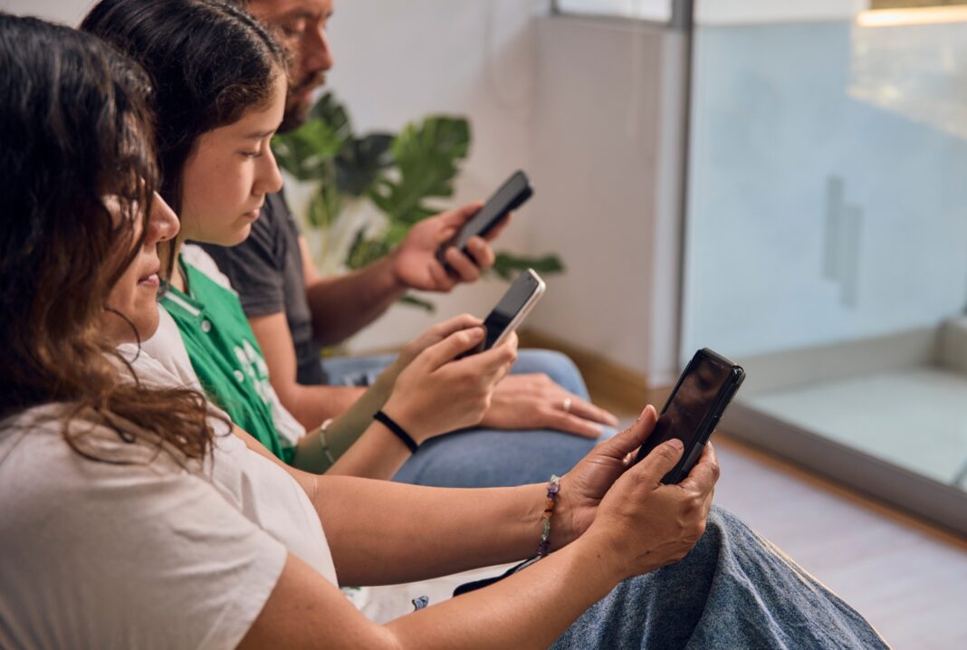 Perú fija tope de siete líneas móviles por persona para frenar extorsiones y reducir el anonimato. Foto: Difusión.