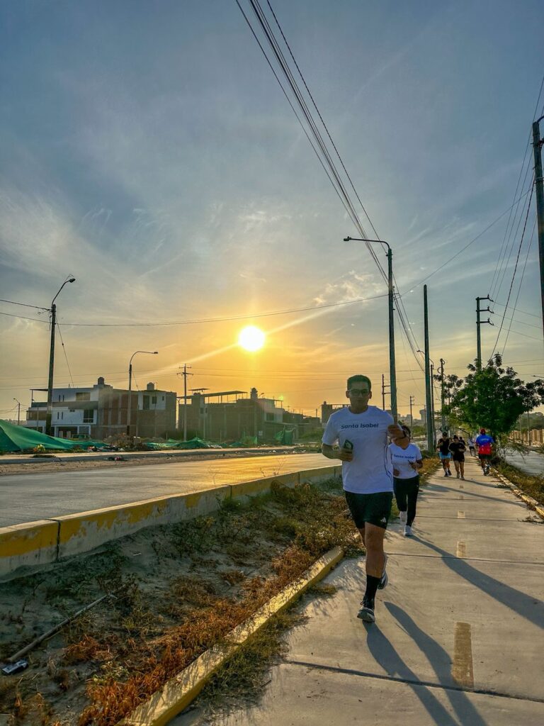Piura pionero en running financiero: Santa Isabel Runclub impulsa entornos laborales más saludables para sus colaboradores. Foto: Difusión.