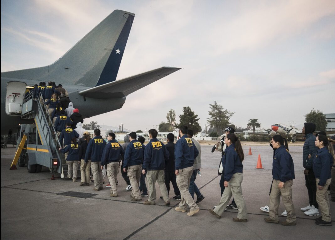Chile inicia expulsiones masivas de migrantes bajo el nuevo plan 