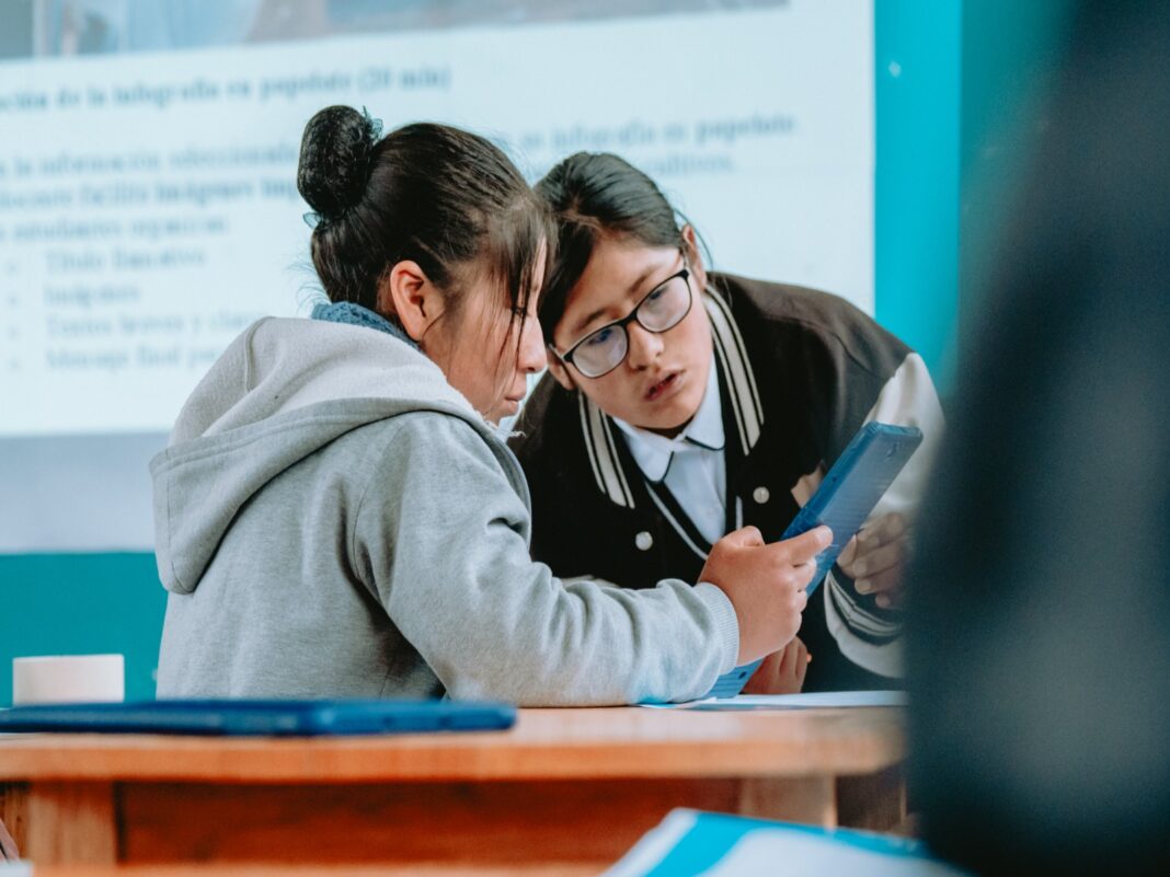 Yape lleva internet a escuelas de nueve regiones con instalación de antenas Starlink. Foto: Difusión.