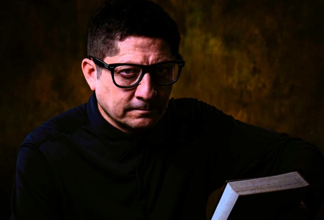 Santos & Pecadores: Peter Román lanza su primer libro inspirado en 25 años de trayectoria periodística. Foto: Difusión.