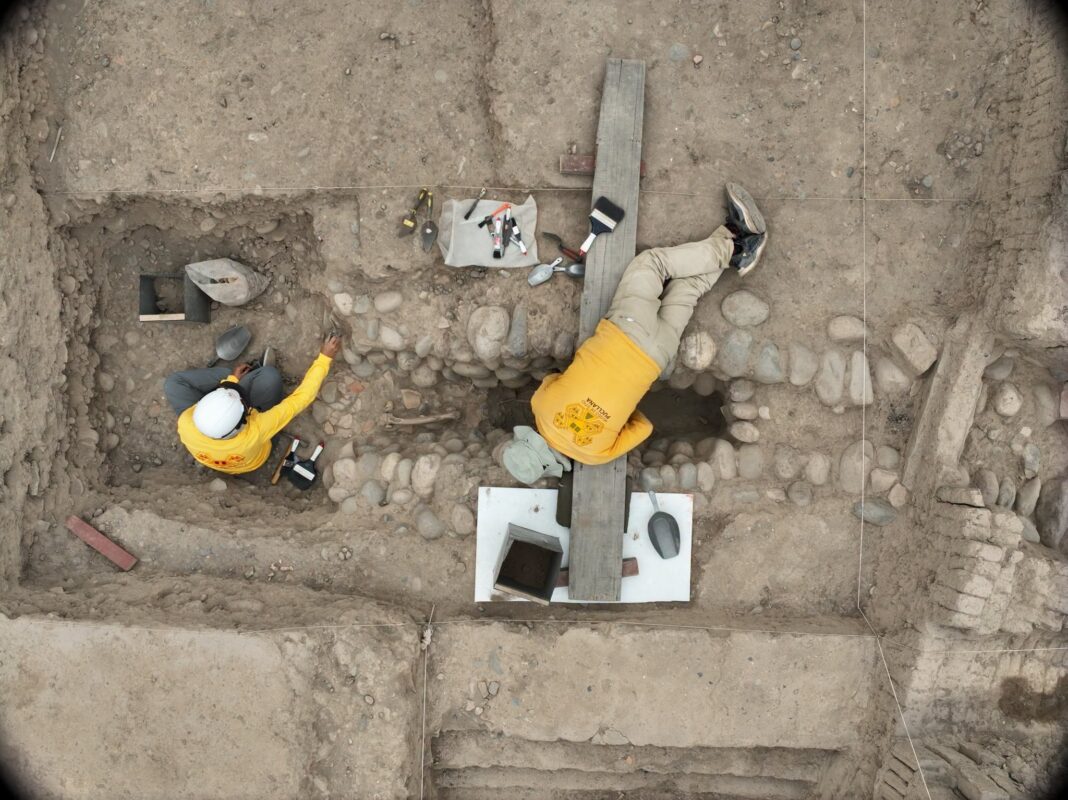 Hallan restos de un adulto de hace 1,400 años en Huaca Pucllana durante excavaciones arqueológicas. Foto: Difusión.