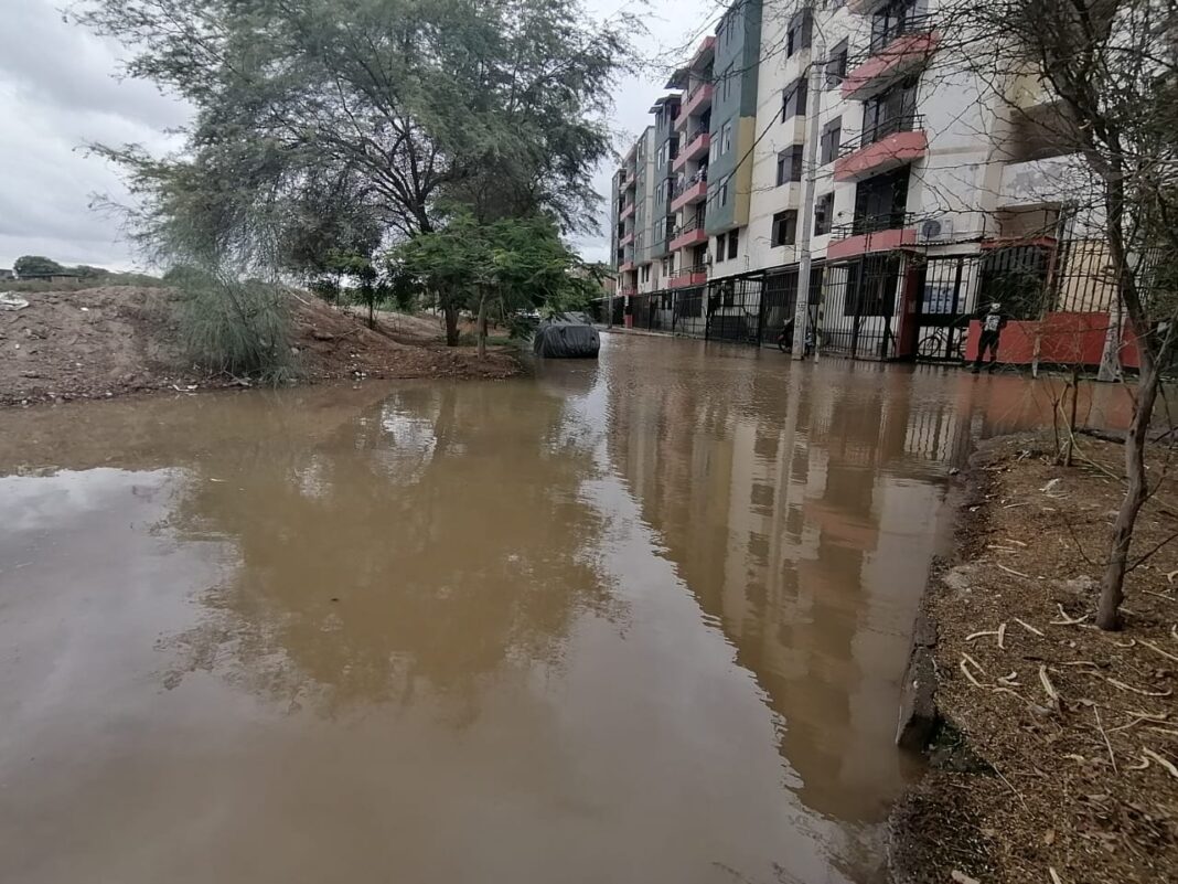 Castilla: vecinos de la Urb. Miraflores exigen instalar motobombas en el dren Monterrico. Foto: Difusión.
