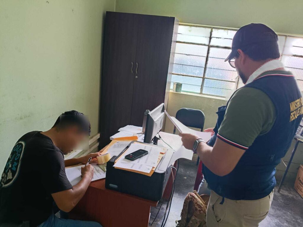 Piura: detienen a tres policías acusados de recibir una presunta coima para favorecer a investigados por violación. Foto: Composición.